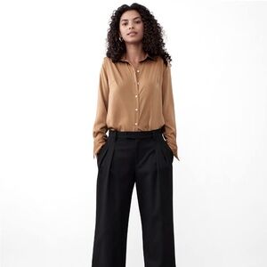 Banana Republic Petite Satin Classic Shirt

Color: Cozy Latte